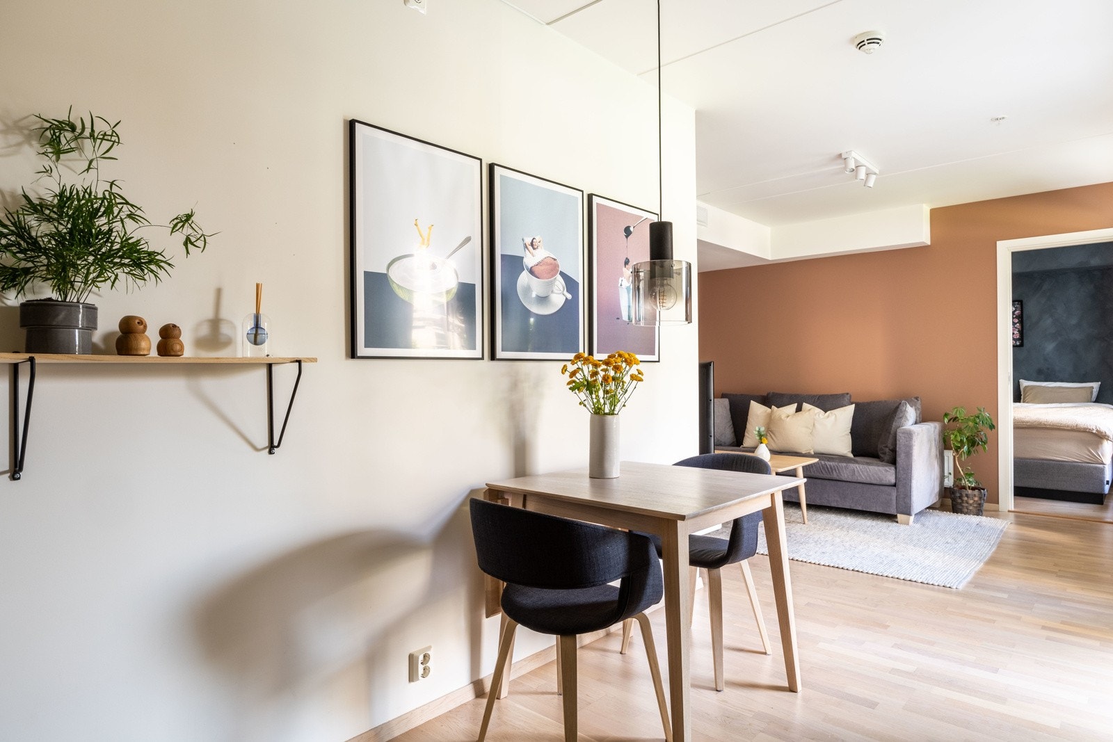 Innred med mindre frokostbord eller klapp-bord som kan forlenges til hyggelige vennemiddager Galleribilde