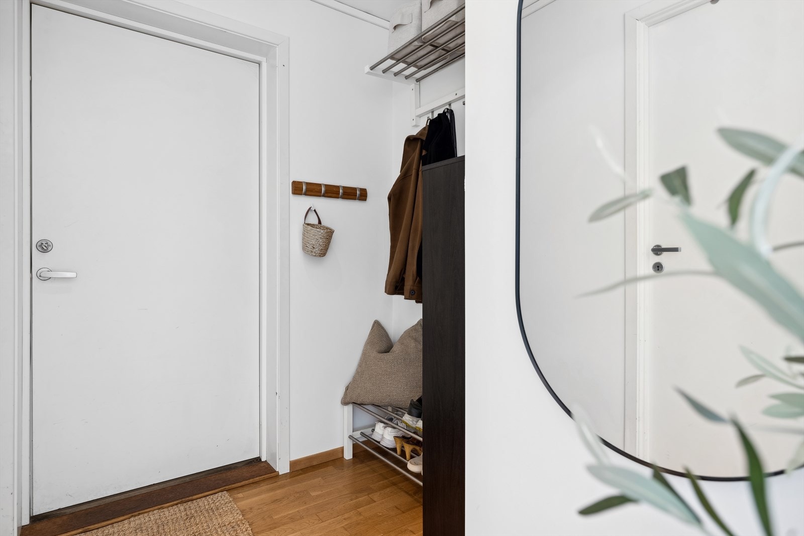 Velkommen inn! Entré med plass til omkledning og klesoppbevaring. Kort vei til innvendig bod for ytterligere plass. Galleribilde