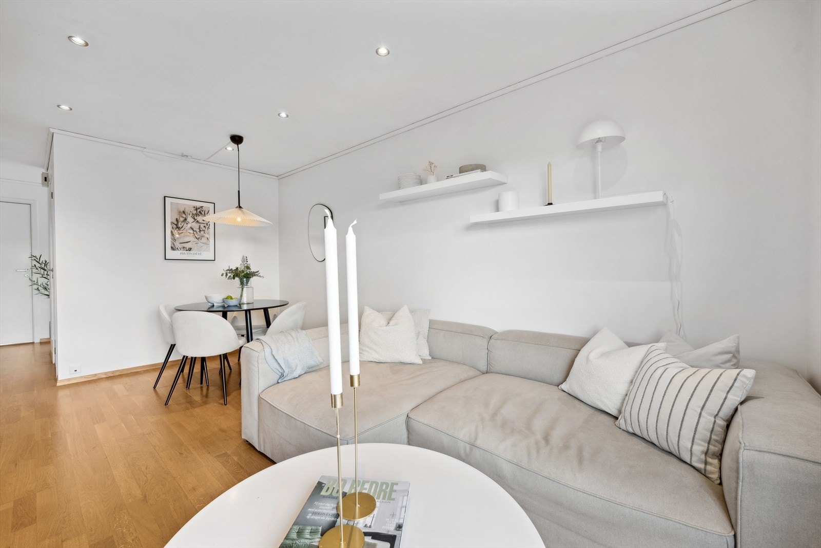 Slette overflater og spotter i himlngen. Galleribilde