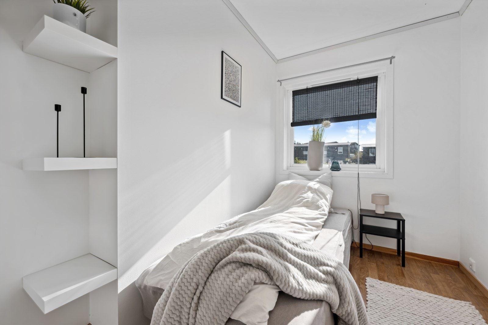 Soverom nr. 2 egner seg fint som barnerom, kontor eller gjesterom. Her er det og tilgang på loft med god lagringsplass. Galleribilde