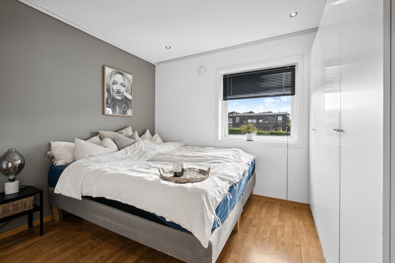 Leiligheten har 2 soverom. Hovedsoverommet har garderobeskap og god plass til dobbeltseng. Galleribilde