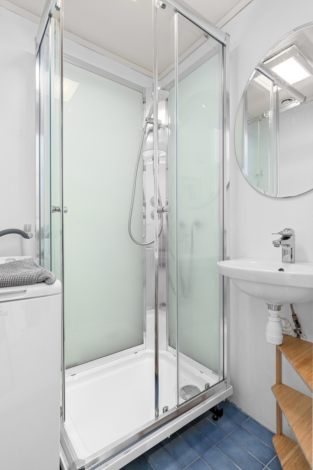 Badet med elektriske varmekabler i gulv. Galleribilde