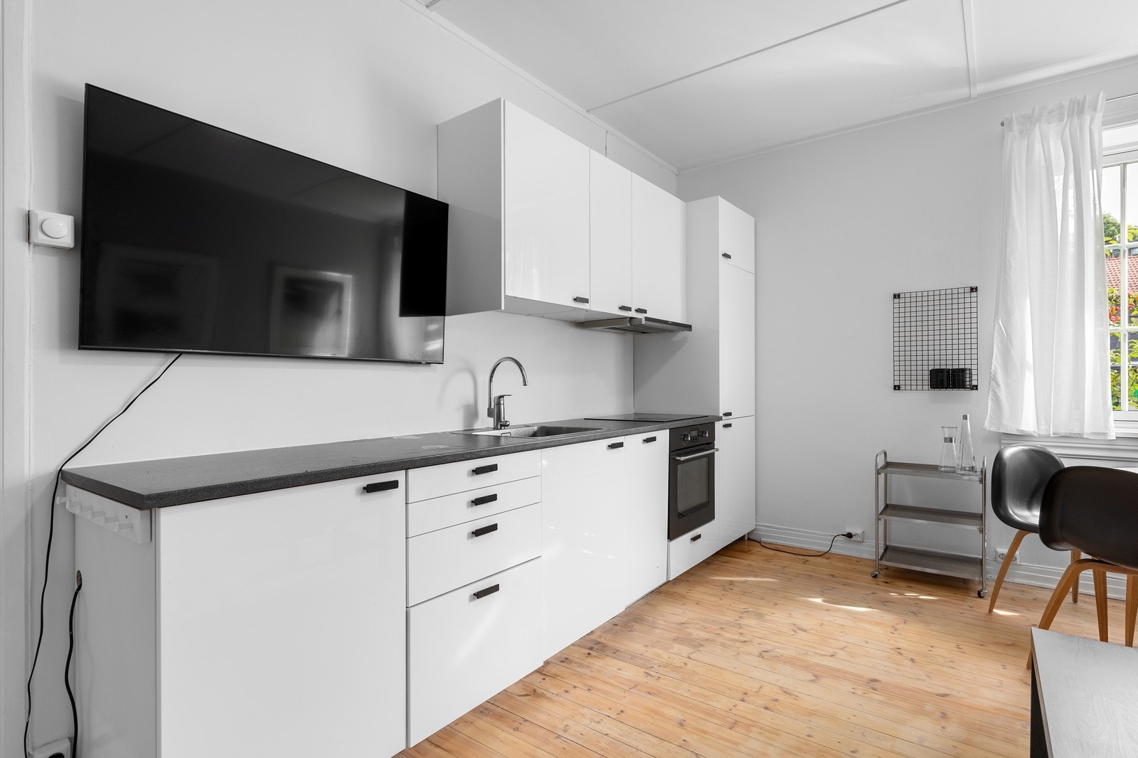 Ikea kjøkkeninnredning med slette folierte høyglansfronter og laminat benkeplate. Galleribilde