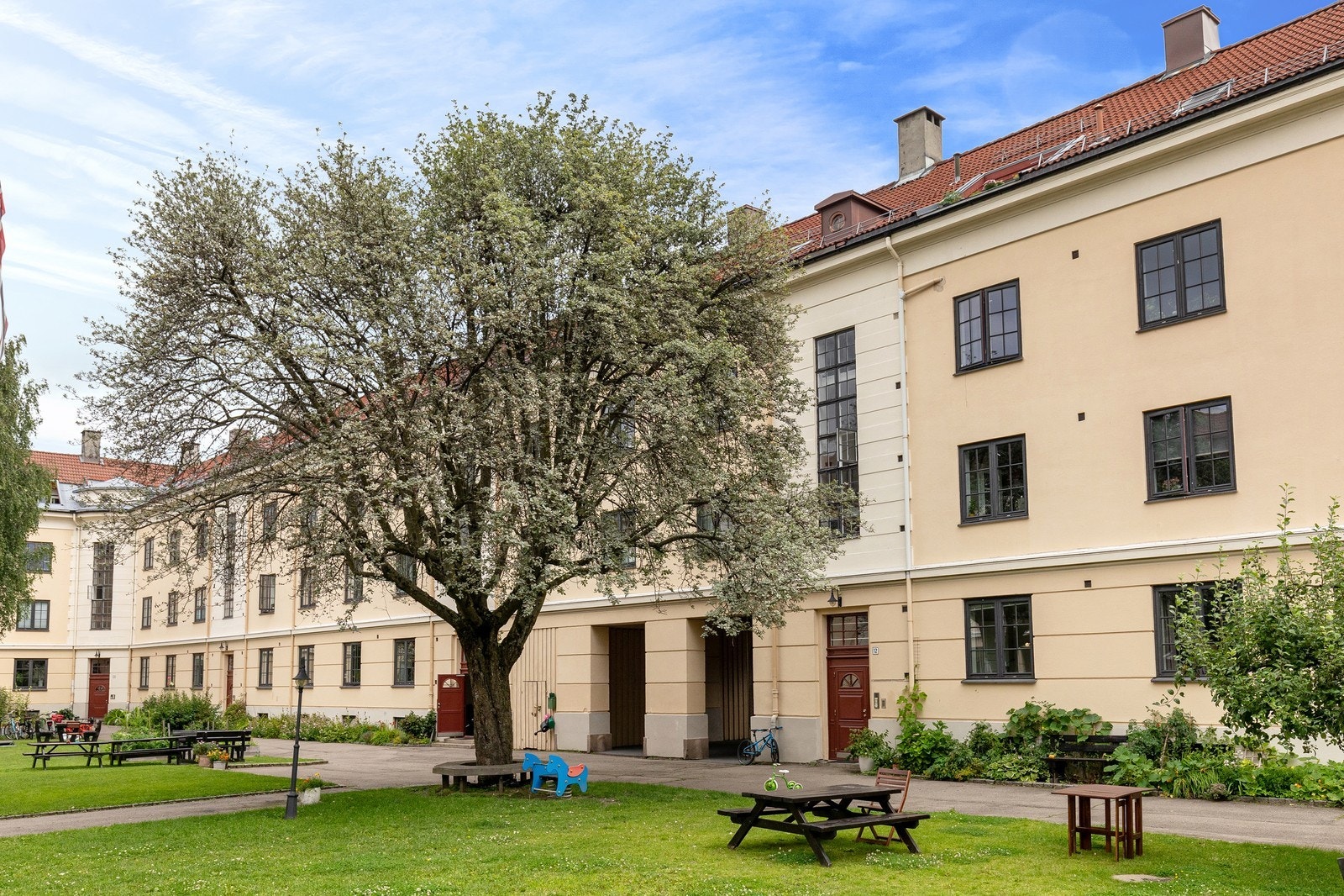 Borettsalget er veldrevet med blant annet frodig og grønn bakgård. Galleribilde
