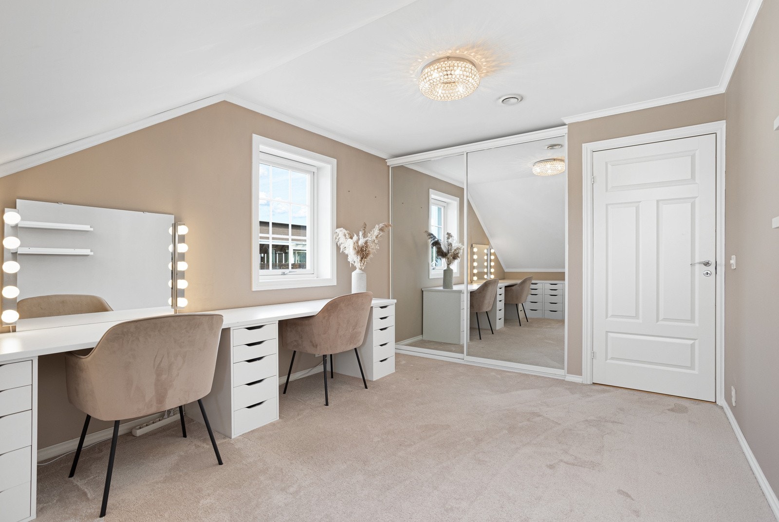 Integrert garderobe med god plass til oppbevaring. Galleribilde