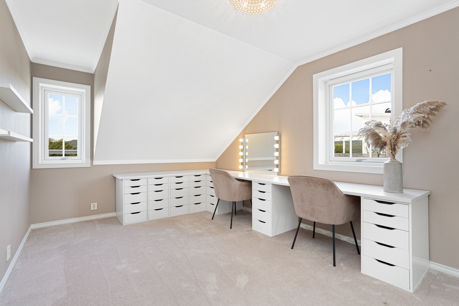 Soverom 3 av meget god størrelse. Tidløs design med delikate farger på vegger og teppe på gulv. Galleribilde