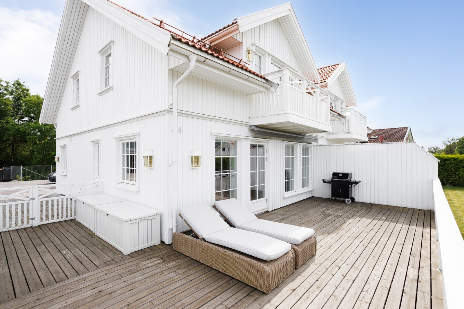 Boligen har flotte uteplasser med vakker utsikt og perfekte solforhold. Galleribilde