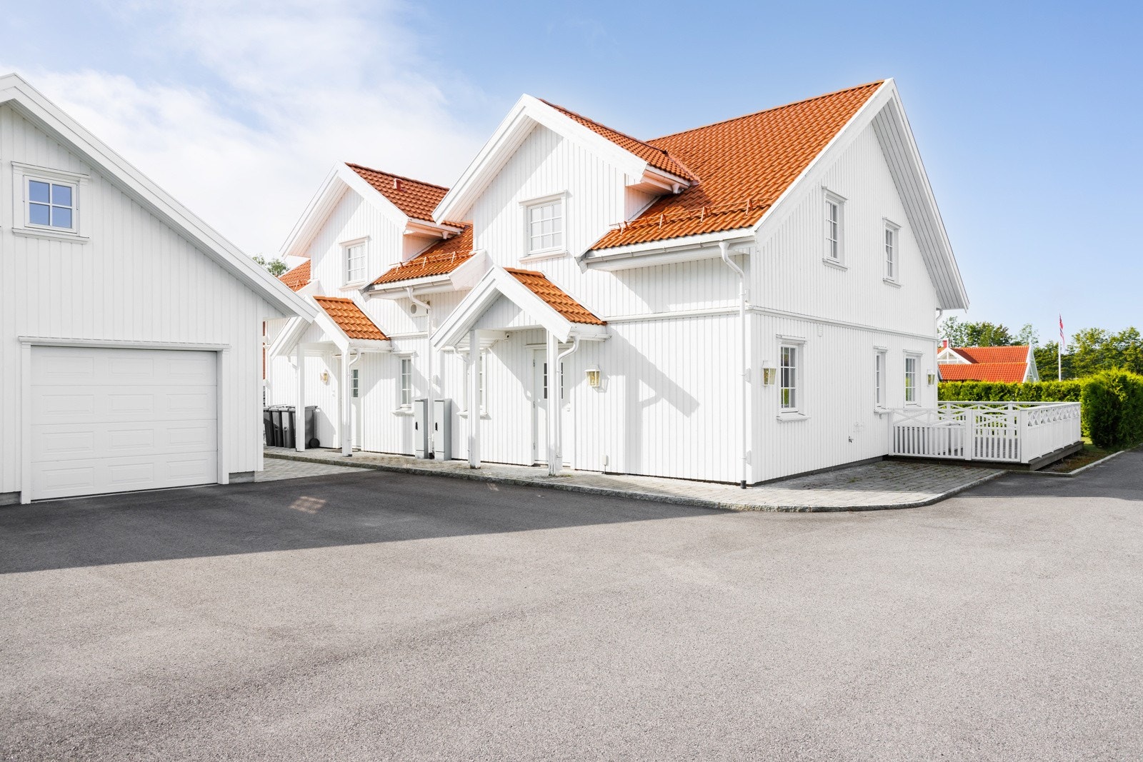 Det følger med halvpart av dobbel garasje med lagringsloft. Galleribilde