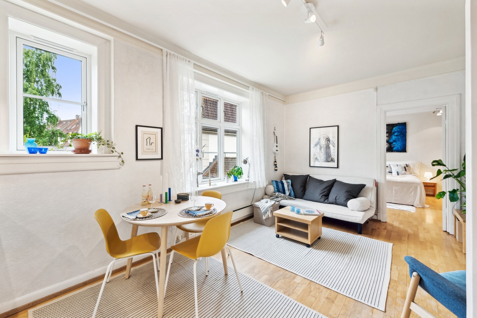 Det er god plass til både sofagruppe og spisebord i stue/kjøkken Galleribilde