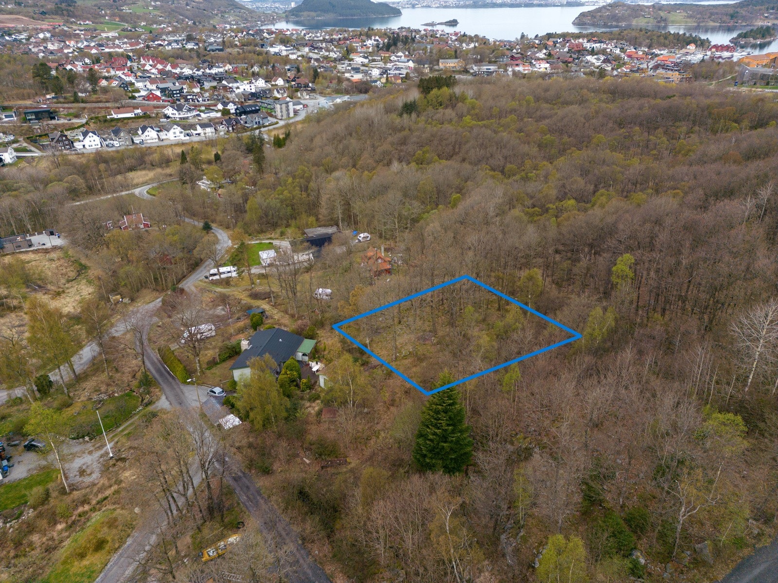 En tilbaketrukket plass med naturen tett på - samtidig som det er kort vei til Hommersåk-sentrum og dets fasiliteter. (blå markering som avbildet er ikke nøyaktig og avvik kan forekomme) Galleribilde