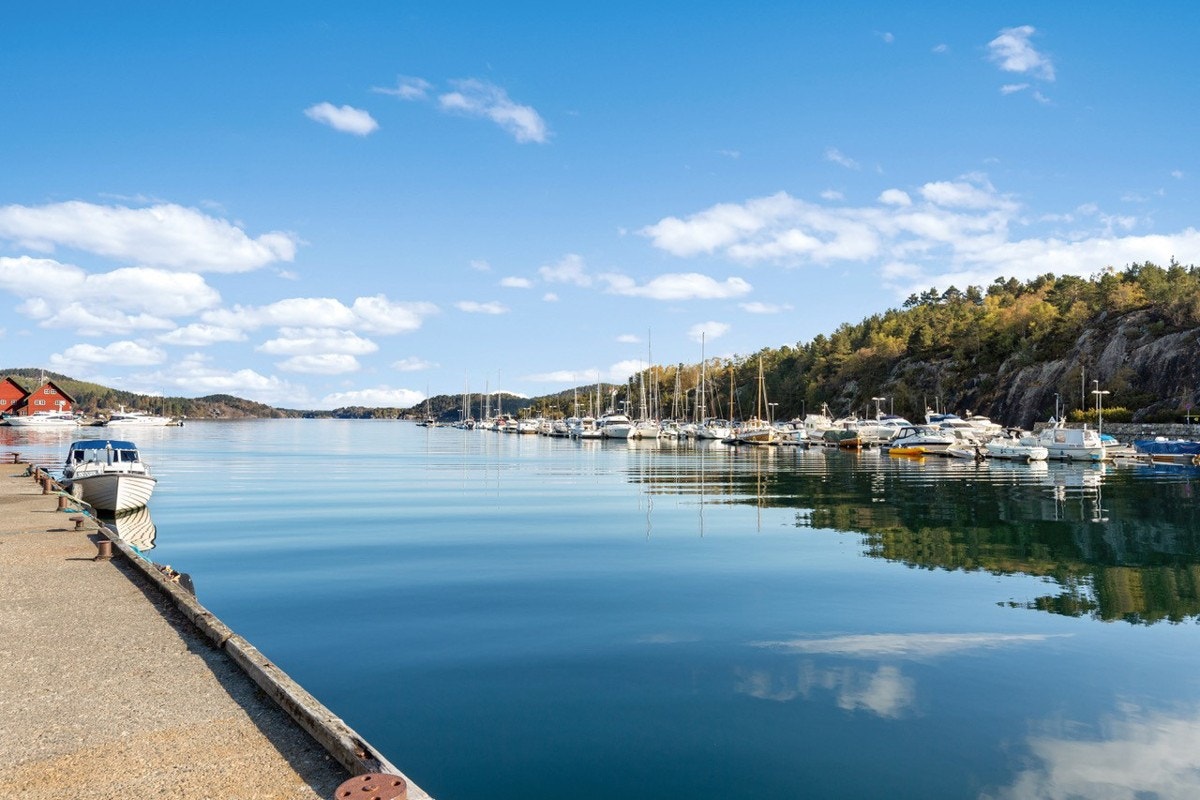 Ved Hommersåkvågen kan en nyte solskinnsdagene i sosialt lag langs bryggen. Galleribilde
