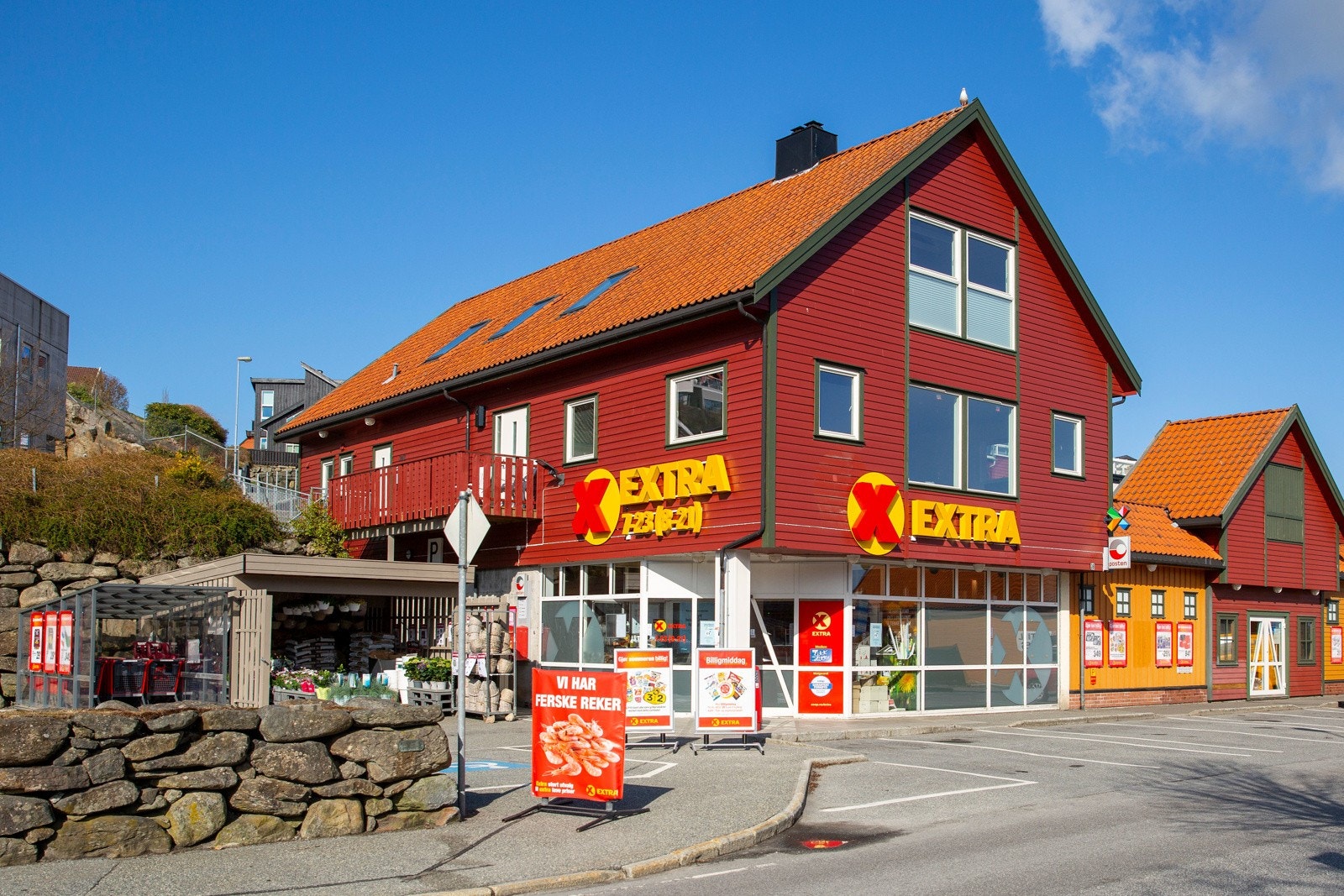 Fire dagligvarebutikker i bygda. Galleribilde