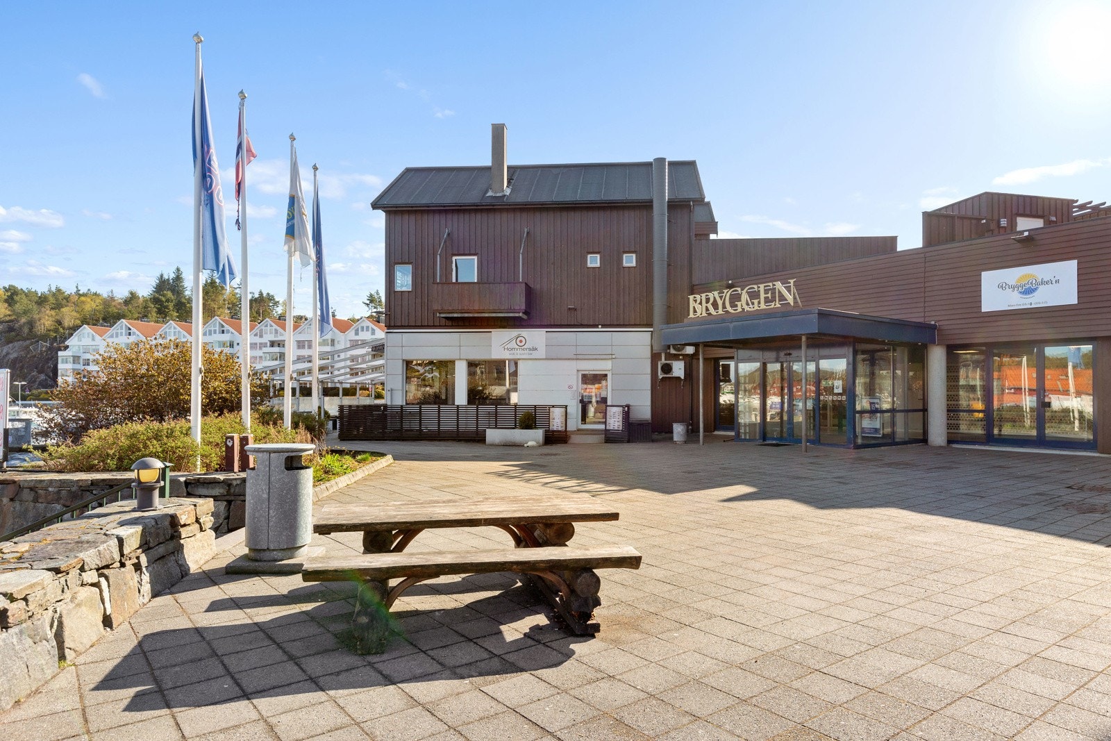 Ta turen nedenom Bryggen senter som huser diverse butikker og spisesteder. Galleribilde