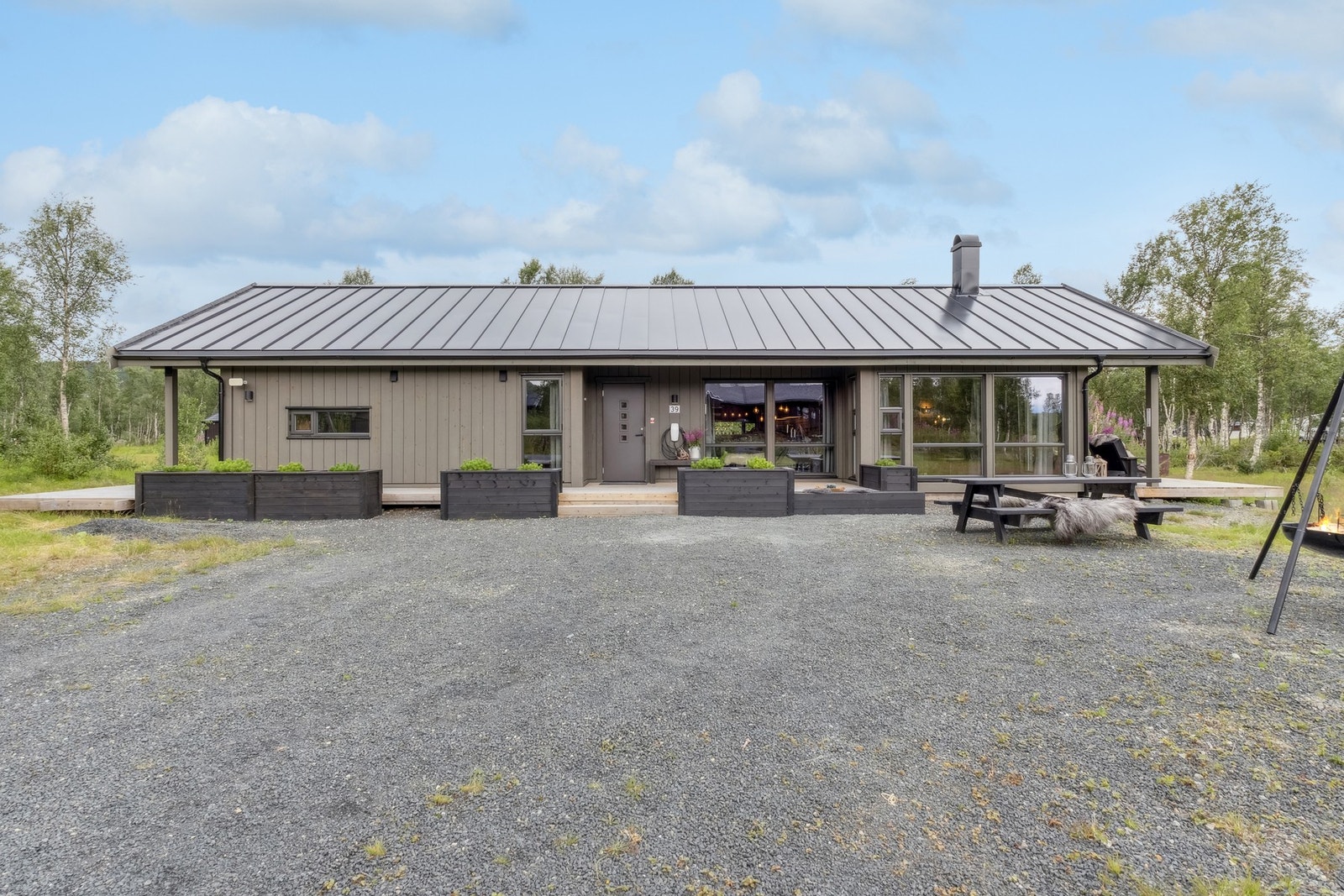 Romslig gårdsplass med mye parkeringsplass. Galleribilde