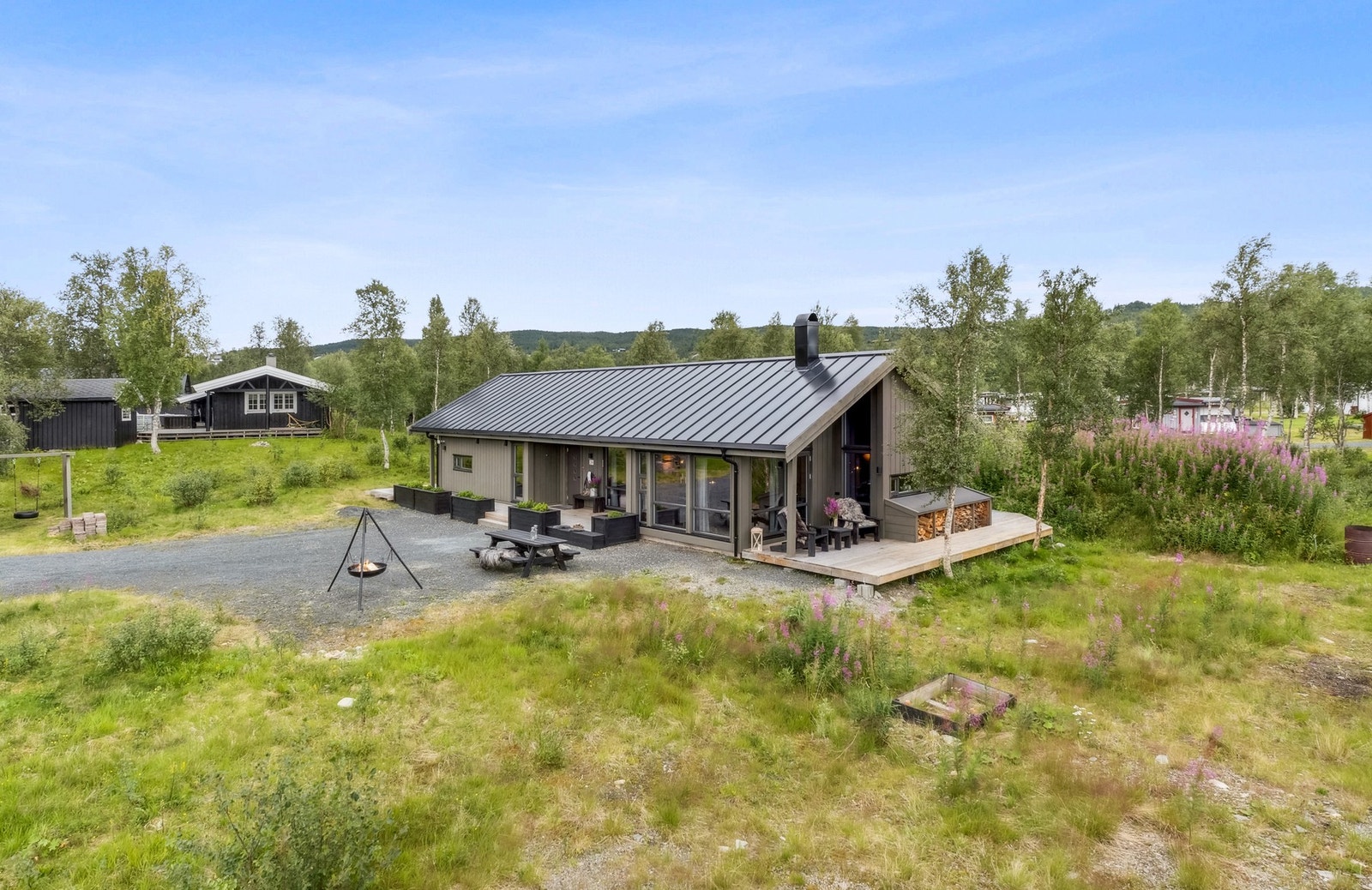 Hytten går over 1 plan og innehar 3 soverom, stue, kjøkken, bad, vaskerom, loft, bod og terrasse. Galleribilde