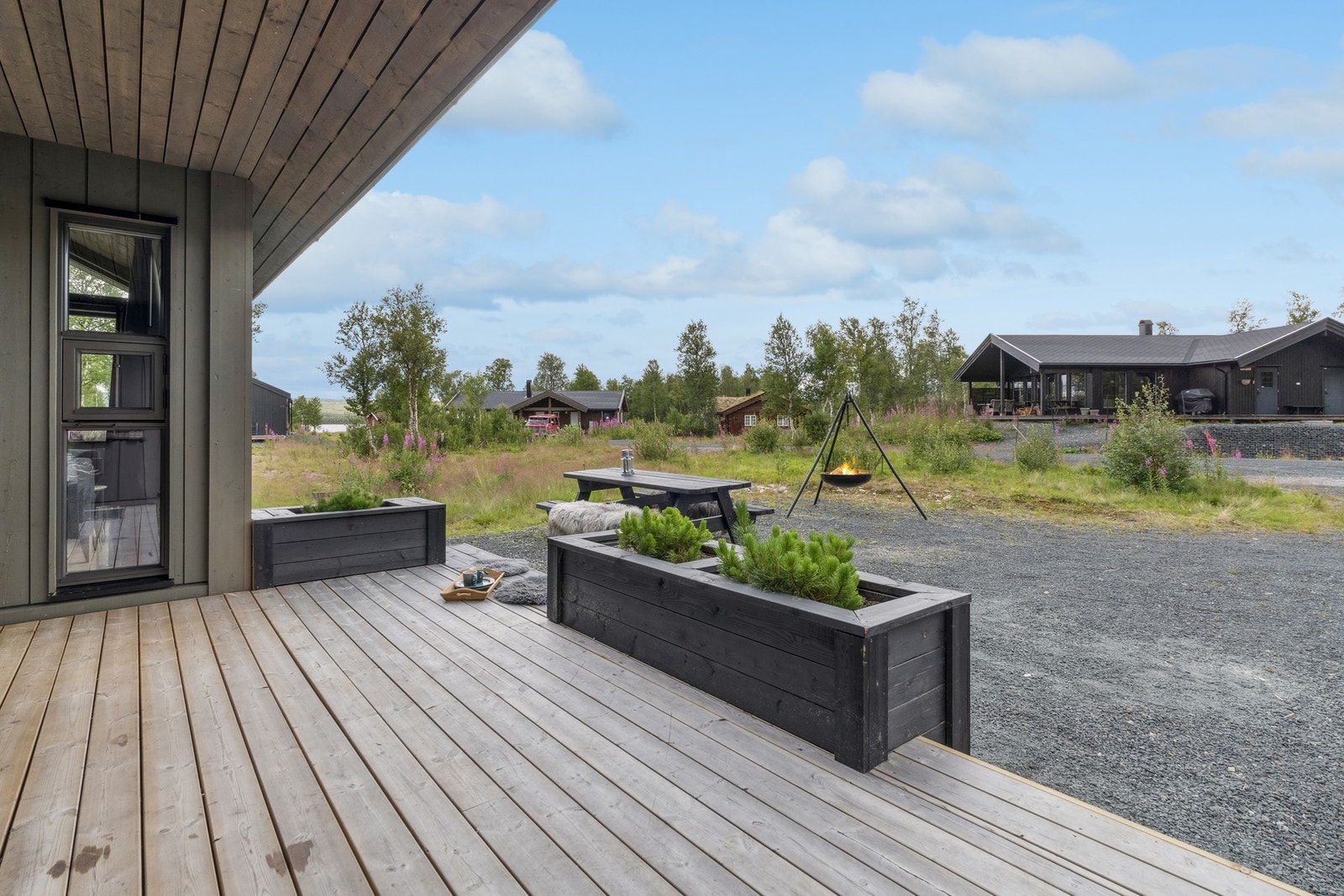 Flott opparbeidet inngangsparti med takoverbygd terrasse Galleribilde