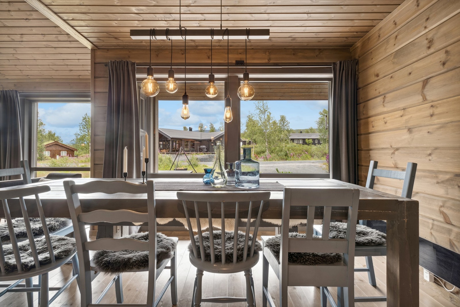 Store vindusflater sørger for rikelig med naturlig belysning. Galleribilde