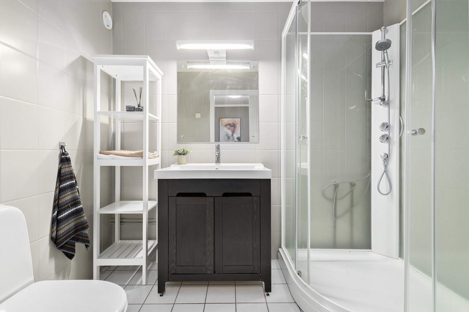 Badet har mekanisk avtrekk med ventil i vegg og varmekabler i støpet. Galleribilde