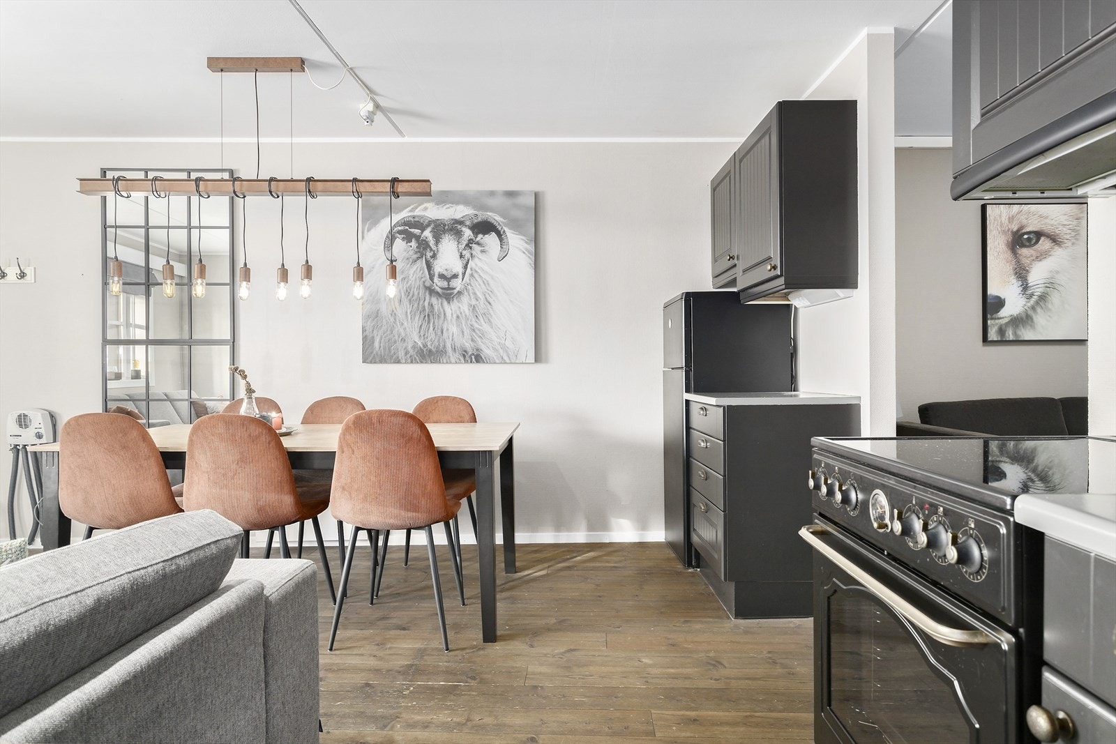 Velkommen til Gamle Fjellhvilveien 1, en fritidsleilighet med umiddelbar tilgang til alpinbakken og langrenn, presentert av Bendik Blumenthal og Nvar G. Helan v/ Nordvik hyttemegling. Galleribilde