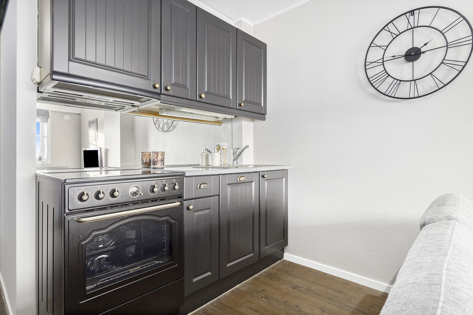 Kjøkkeninnredning med profilerte fronter. Belysning under overskap. Glassplate på vegg over benkeskap. Laminat benkeplate med nedfelt kum i rustfritt stål. Kullfilterventilator. Oppvaskmaskin er integrert i innredningen. Galleribilde