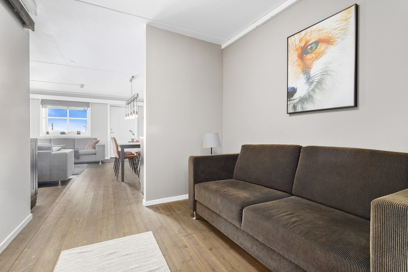 Innvendige gulv er belagt med enstavs parkett. Galleribilde