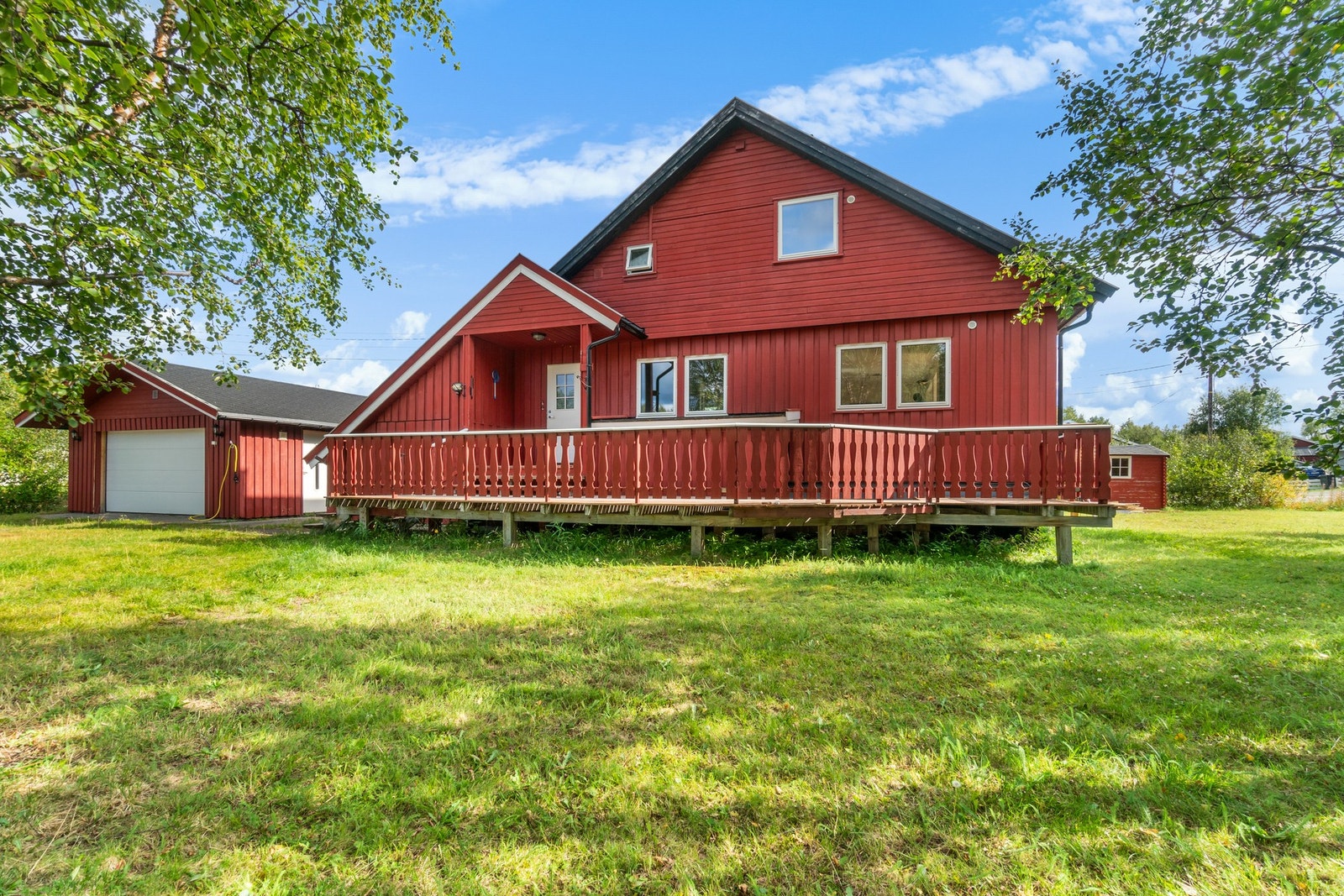 Velkommen til Åsveien 1 - en romslig enebolig med utleiedel sentralt i Tana Bru! Galleribilde