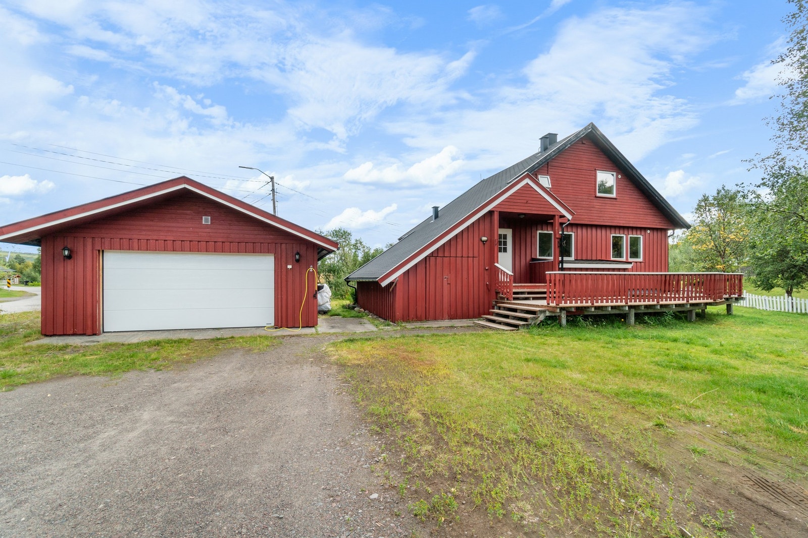Boligen ligger i et rolig boområde og har en romslig dobbeltgarasje med installert elbillader Galleribilde
