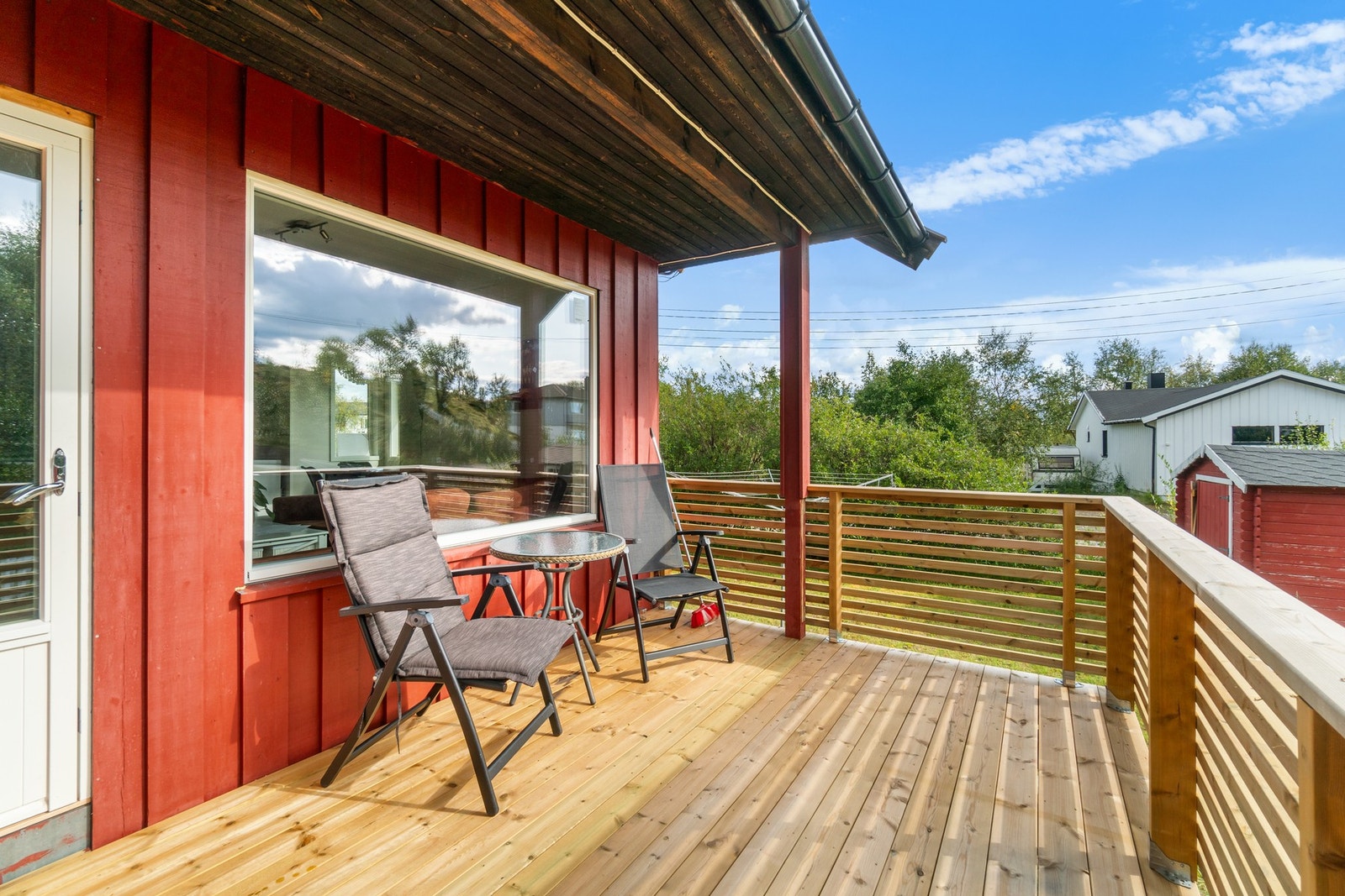 Fra stuen har man adkomst til en solrik terrasse Galleribilde