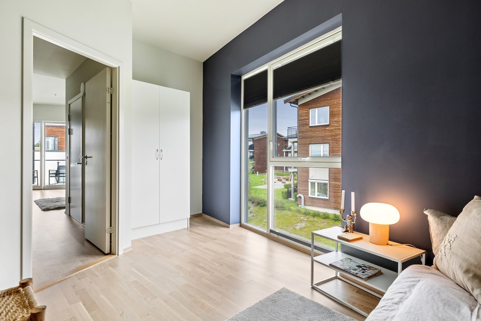 Dette soverommet har også en fin krok for plassering av et garderobeskap. Dette garderobeskapet medfølger også handelen. Galleribilde