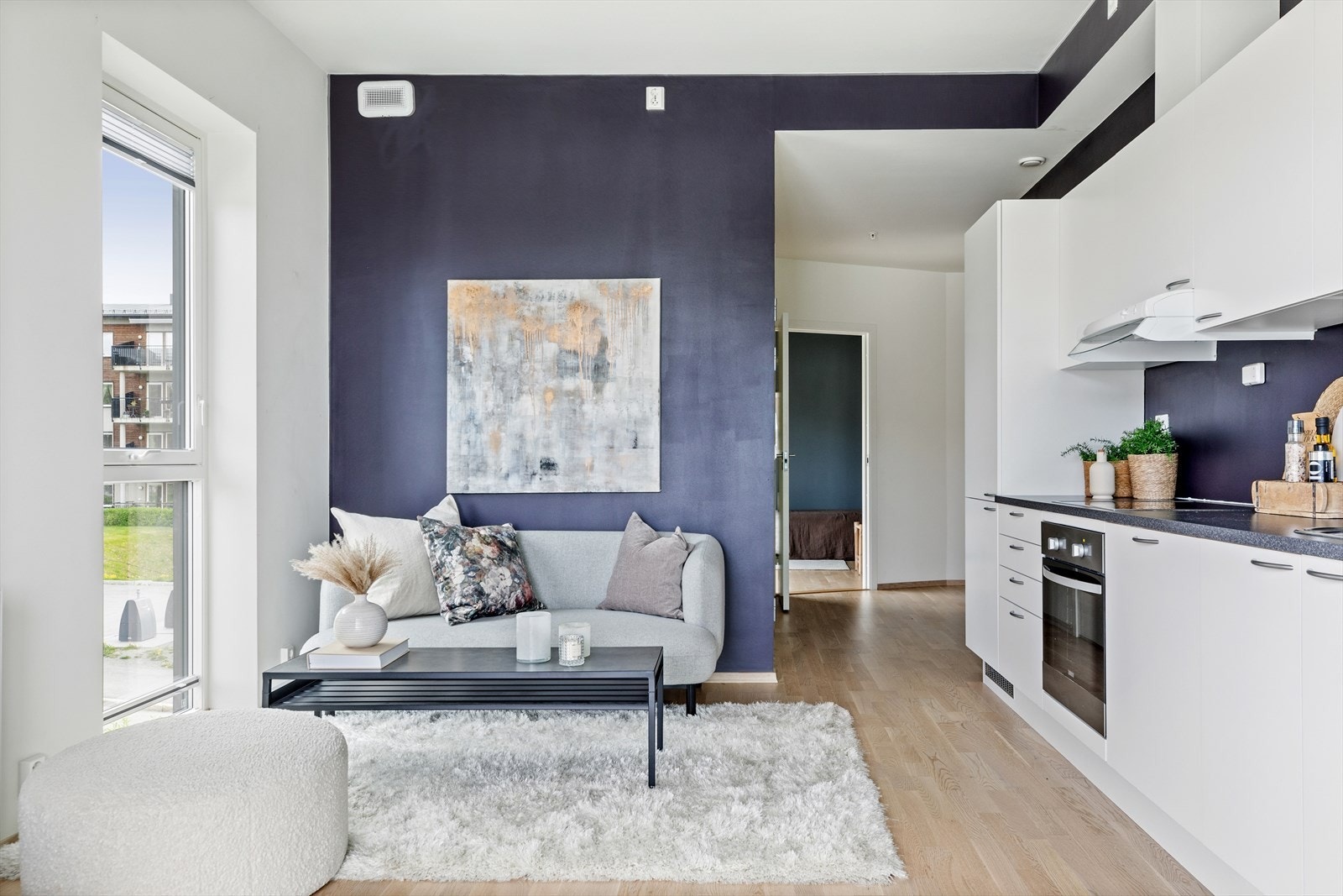 I bakkant av sofagruppen har leiligheten en innvendig bod på ca. 3 kvm. Du har også en egen lagringsbod i kjelleretasjen som er på ca. 5 kvm. Galleribilde