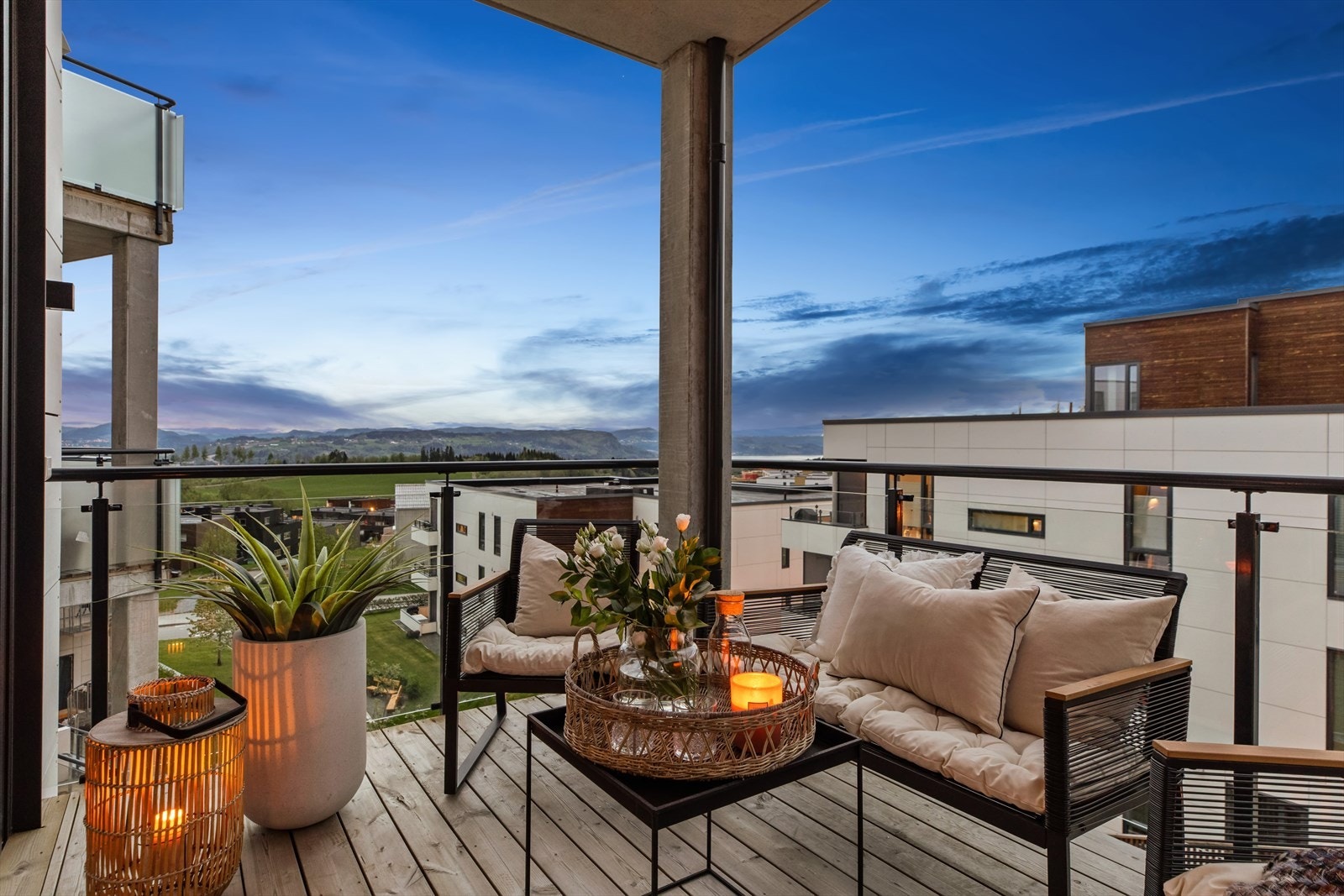 Leiligheten har en solfylt balkong med solen fra formiddagen til seint på kvelden midtsommers. Galleribilde