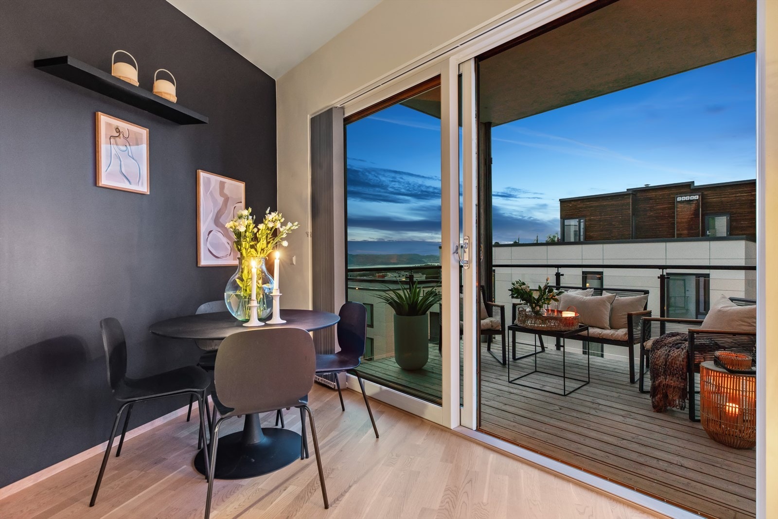 Stue- og kjøkkenarealet er på ca. 20,5 kvm med en naturlig oppdeling mtp. plassering av spisegruppe, sofa og tv-møblement. Galleribilde