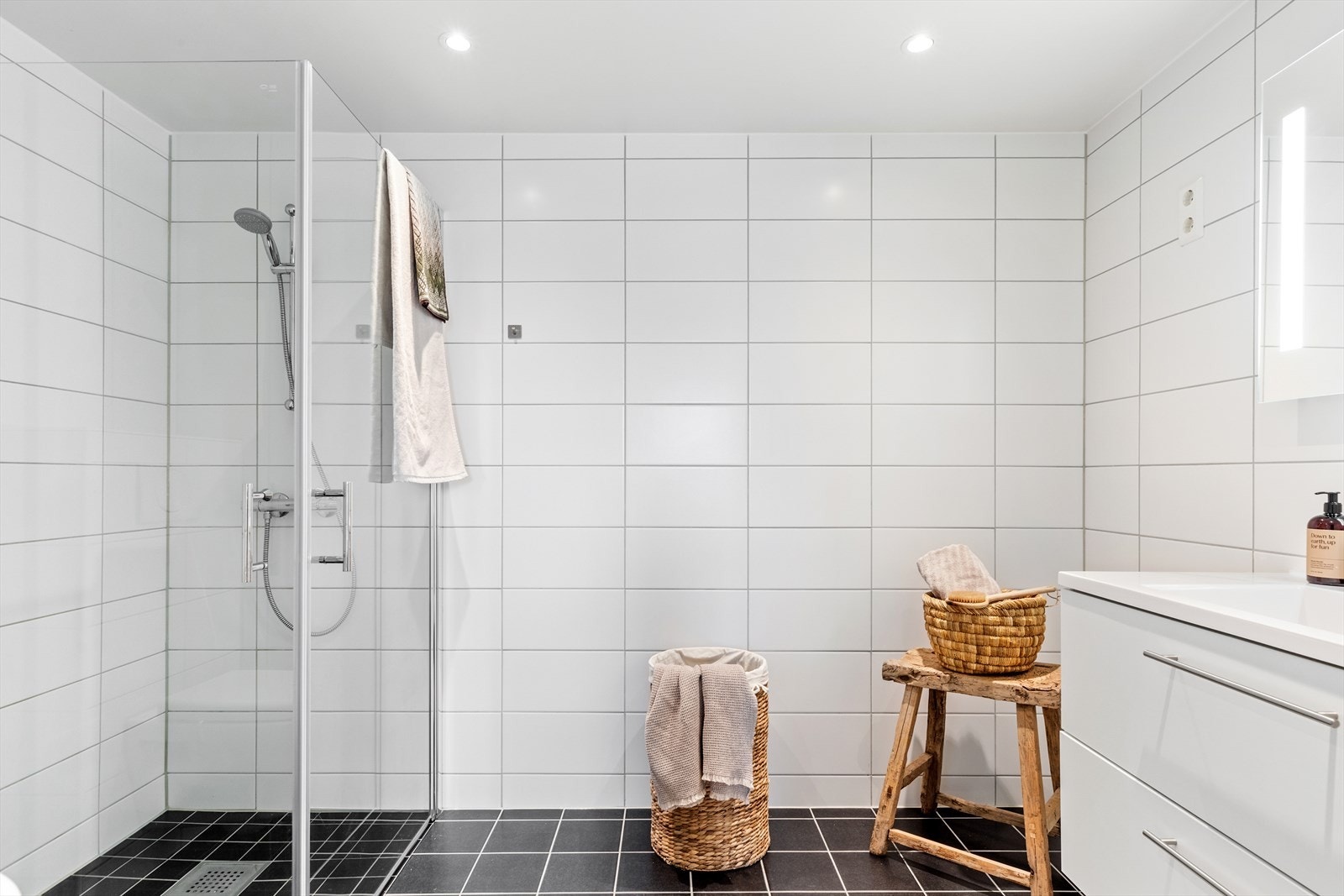 Badet er utstyrt med gulvvarme, vegghengt toalett, innfellbare dusjvegger og downlights i tak. Galleribilde