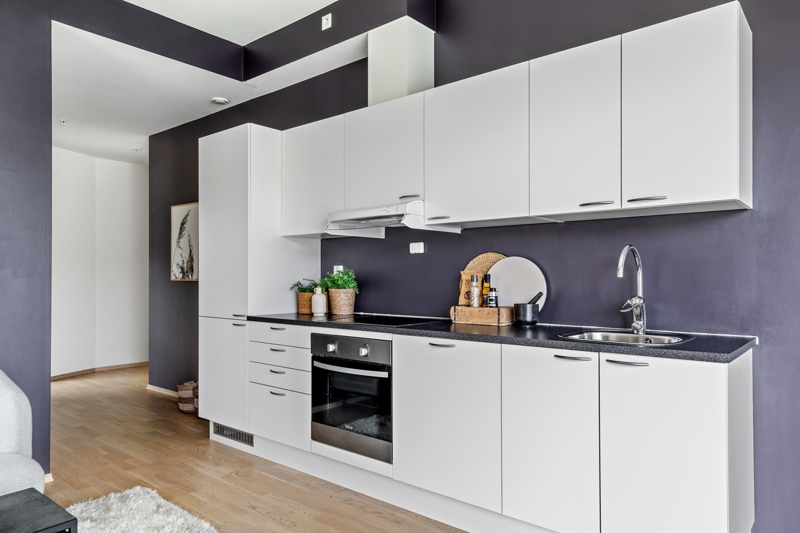 Kjøkkeninnredningen er levert av kvalitetsleverandøren HTH, og hvitevarene er integrete. Galleribilde