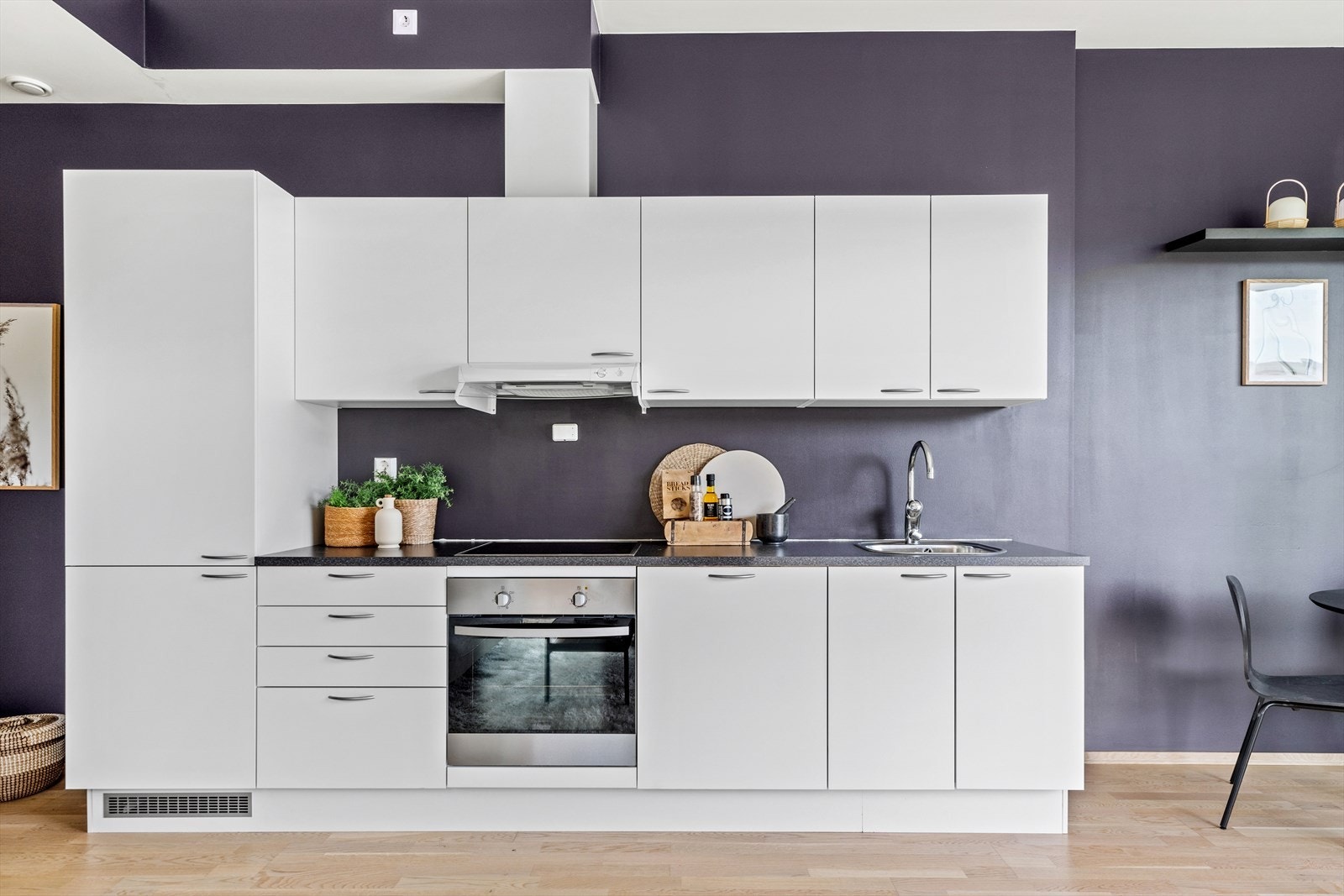 Kjøkkenet er utstyrt med integrert platetopp, stekeovn, oppvaskmaskin og en kombinert kjøl/frys. Galleribilde