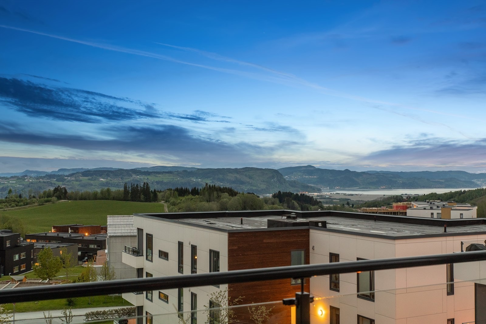 Plasseringen på leiligheten er ypperlig. Her kommer du deg over leilighetsbyggene i fremkant, slik at du har ei langstrakt utsikt utover mot Buvikbukta, Øyberget og Melhus. Galleribilde