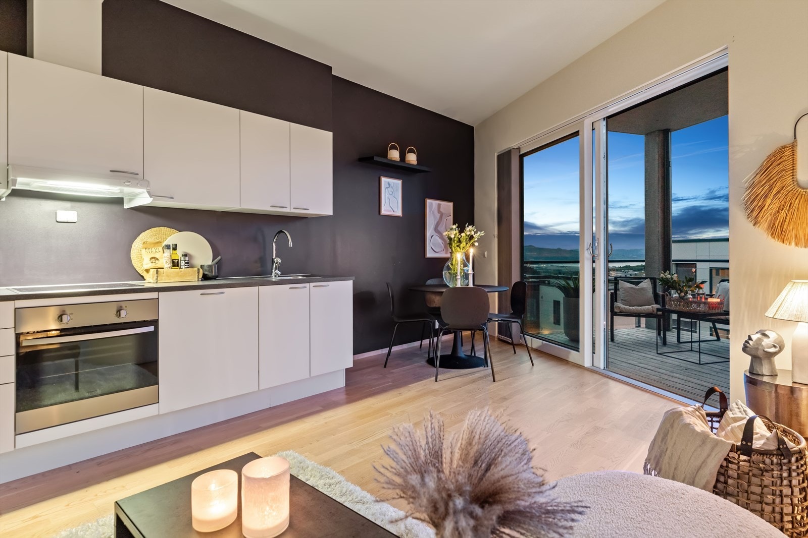 Totalarealet på leiligheten er på 60 kvm, og leilighetens fellesutgifter er kun på kr. 2 804,- pr. mnd. og inkluderer bl.a. kabel-tv, internett, oppvarming av leiligheten, varmtvann, vaktmestertjenester m.m. Galleribilde