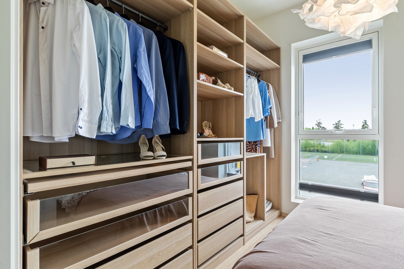 Det ene soverommet har et stort garderobeskap med masse lagringsplass. Garderobeskapet medfølger handelen. Galleribilde
