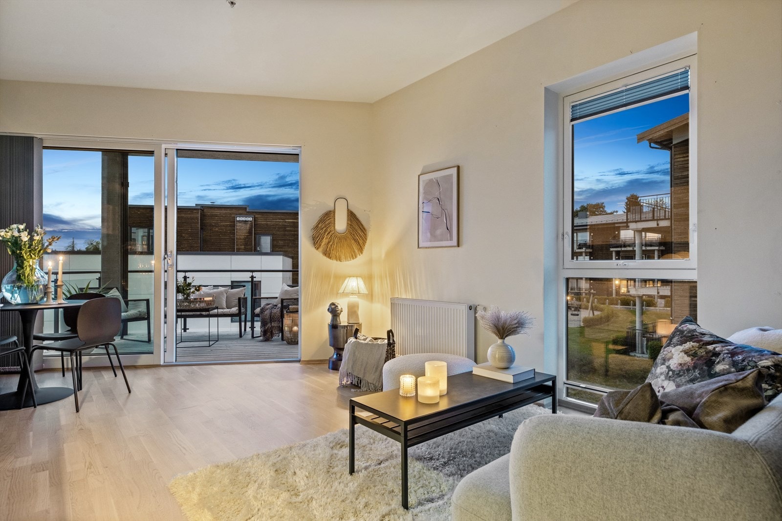 Aktiv Eiendomsmegling v/ Marius Kvalvik har gleden av å presentere en strøken 3-romsleilighet fra 2019 med solfylt balkong og parkeringsplass i parkeringskjeller. Galleribilde