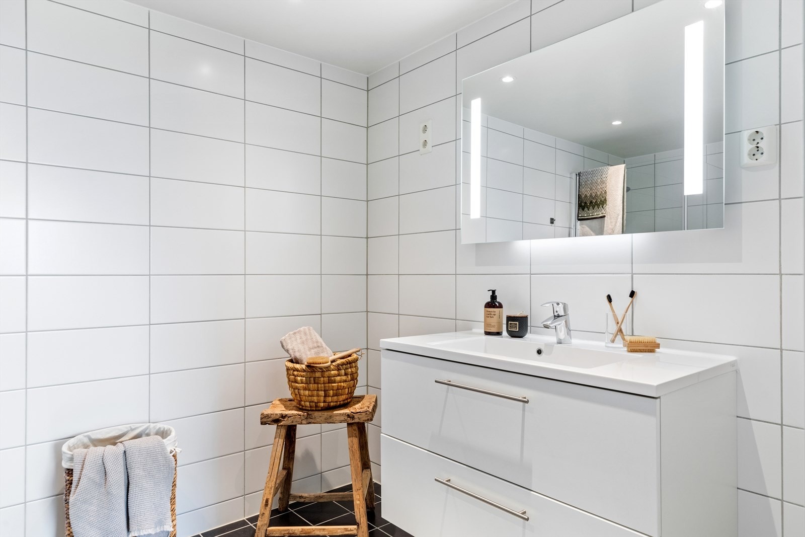 Badet har både opplegg for vaskemaskin og plass til tørketrommel. Galleribilde