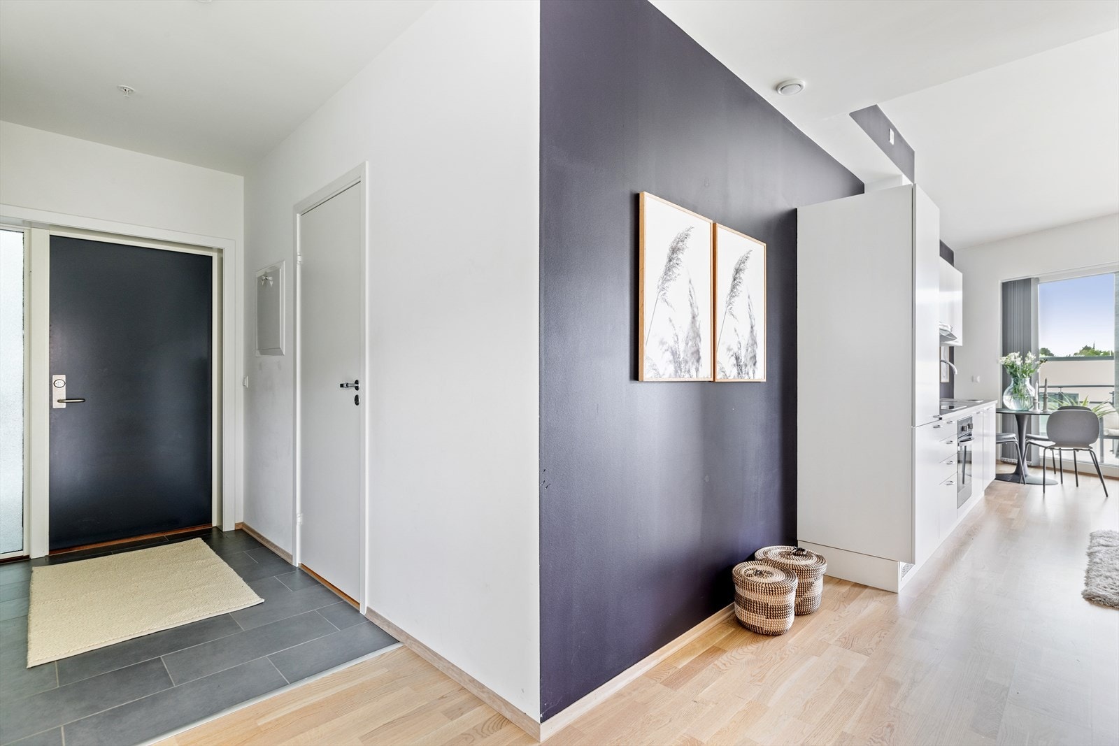 Gulvet i gangen er pent flislagt. Galleribilde