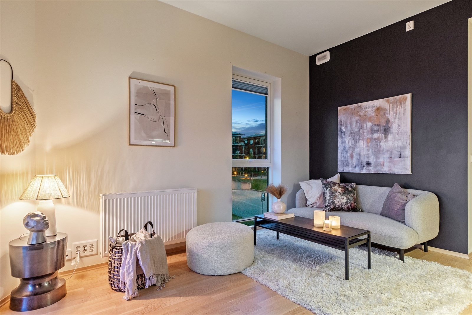 Leiligheten oppvarmes via radiator tilknyttet fjernvarme. Dette bidrar til en lun og god oppvarming av hele leiligheten. Galleribilde