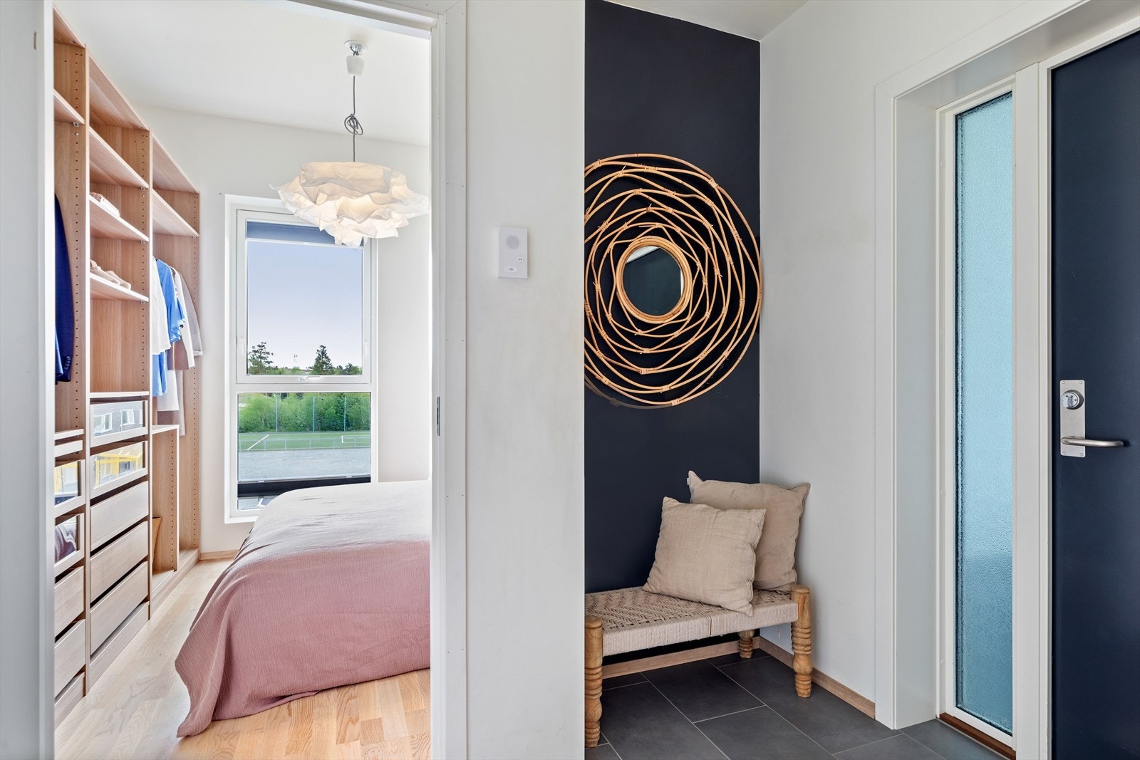 Ved inngangsdøren er det etablert en krok med plass til både en knaggrekke og et skoskap. Galleribilde