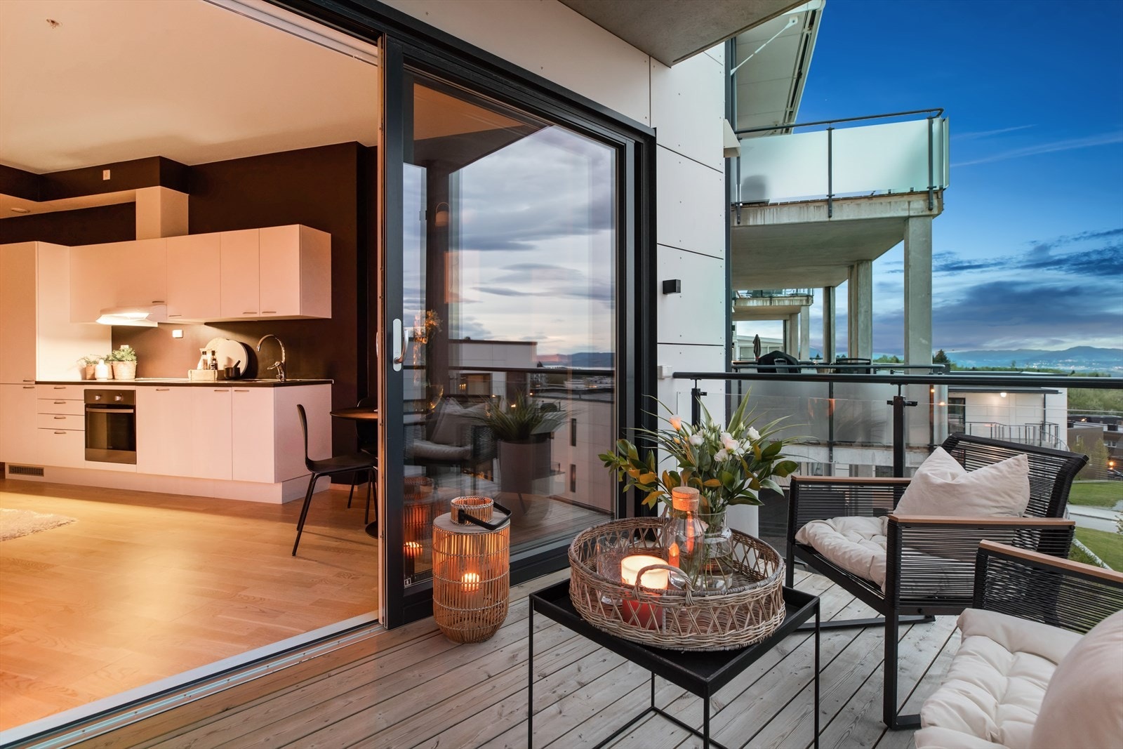 Leiligheten har en fin hjørneplassering. Stuearealet oppleves som et stort og luftig oppholdsrom med mye naturlig lysinnslipp fra store vindusflater. Galleribilde