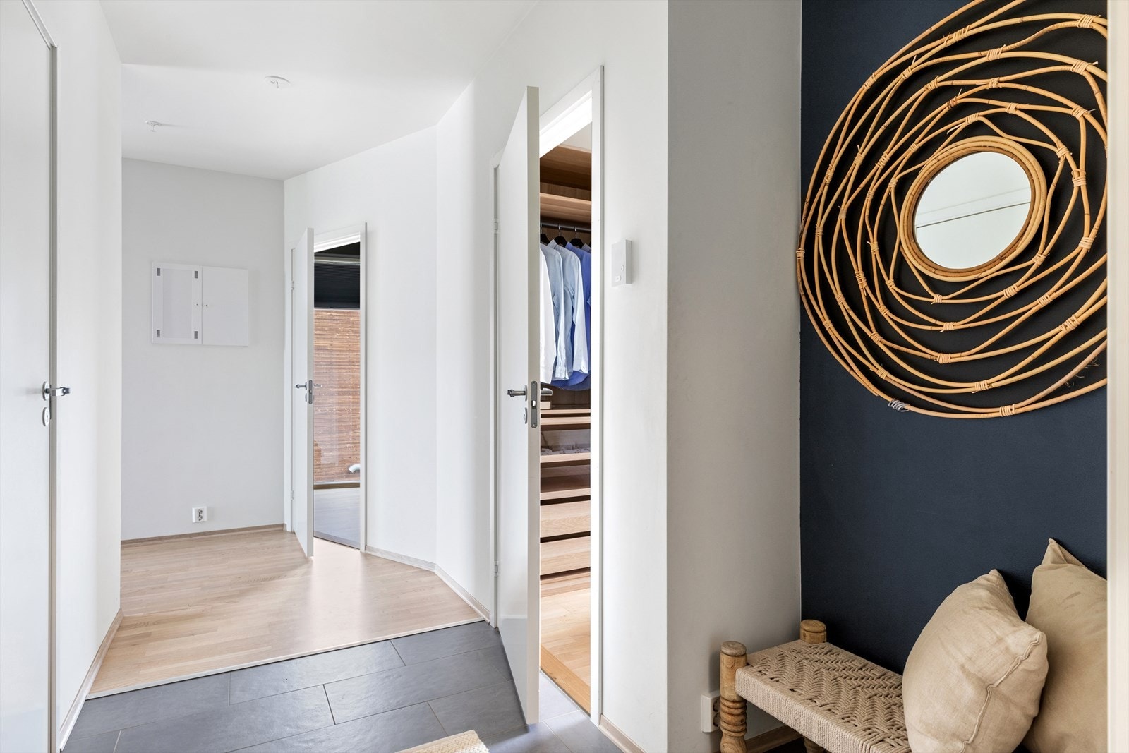 Begge soverommene ligger tilbaketrukket fra stue- og kjøkkensonen. Det samme gjelder badet. På venstre hånd sees inngangsdøren til baderommet. Galleribilde