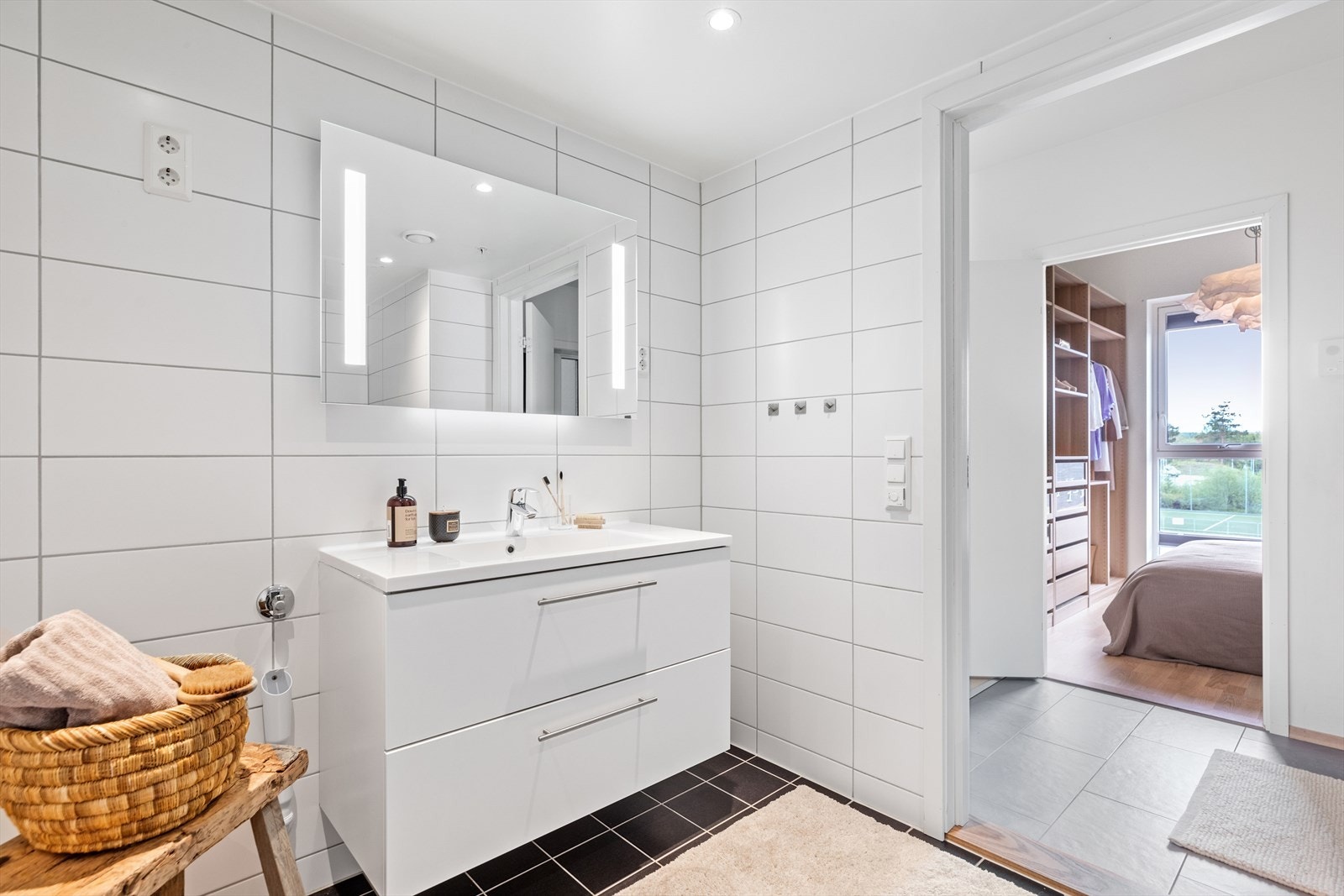 Det ca. 6,5 kvm store badet er stilrent innredet med tidløse fliser på både vegger og gulv. Galleribilde