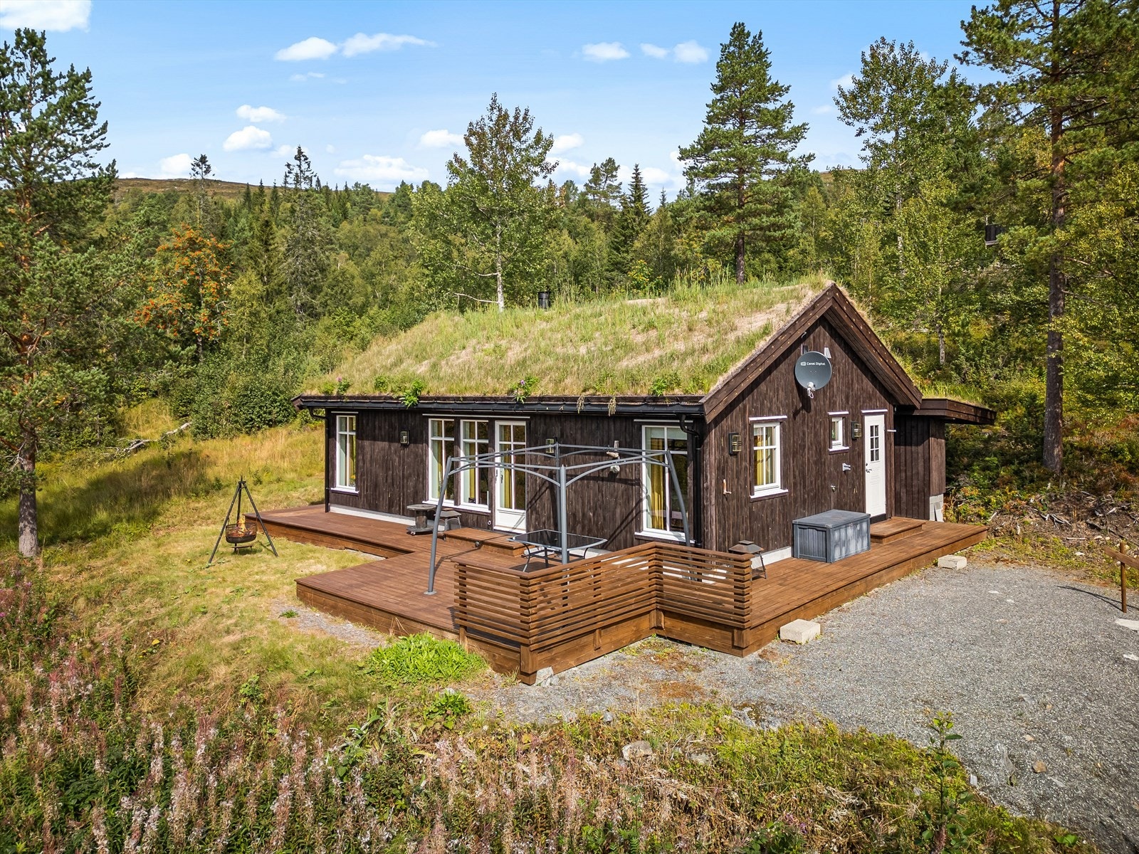 Det er også kort avstand til Ellingsgården Grillrestaurant som er et populært spisested for forbipasserende. Galleribilde