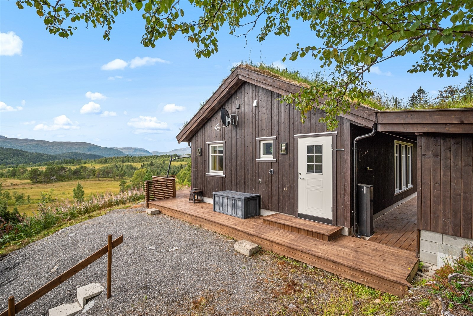 Eiendommen ligger fint til i landlige og skogkledde. omgivelser. Galleribilde