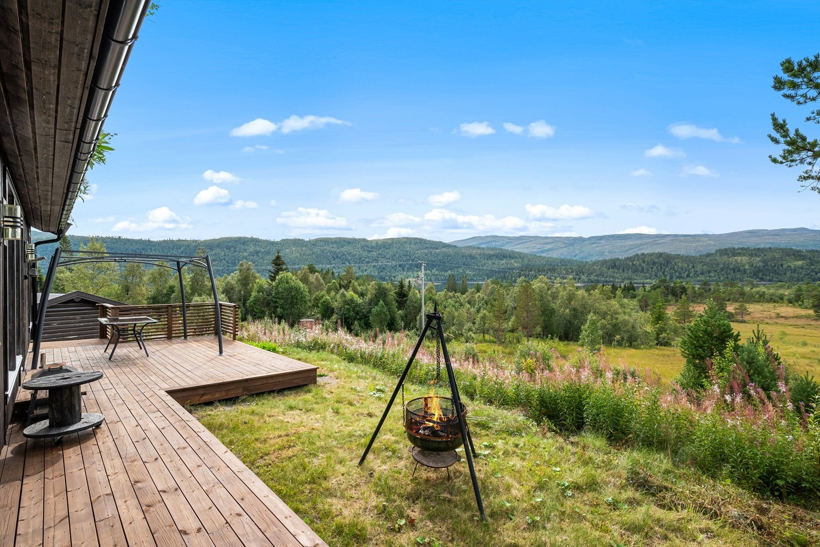 Her har du tomt på litt over 1,5 mål med skog, myr og rikelig med boltringsplass like utenfor døra Galleribilde