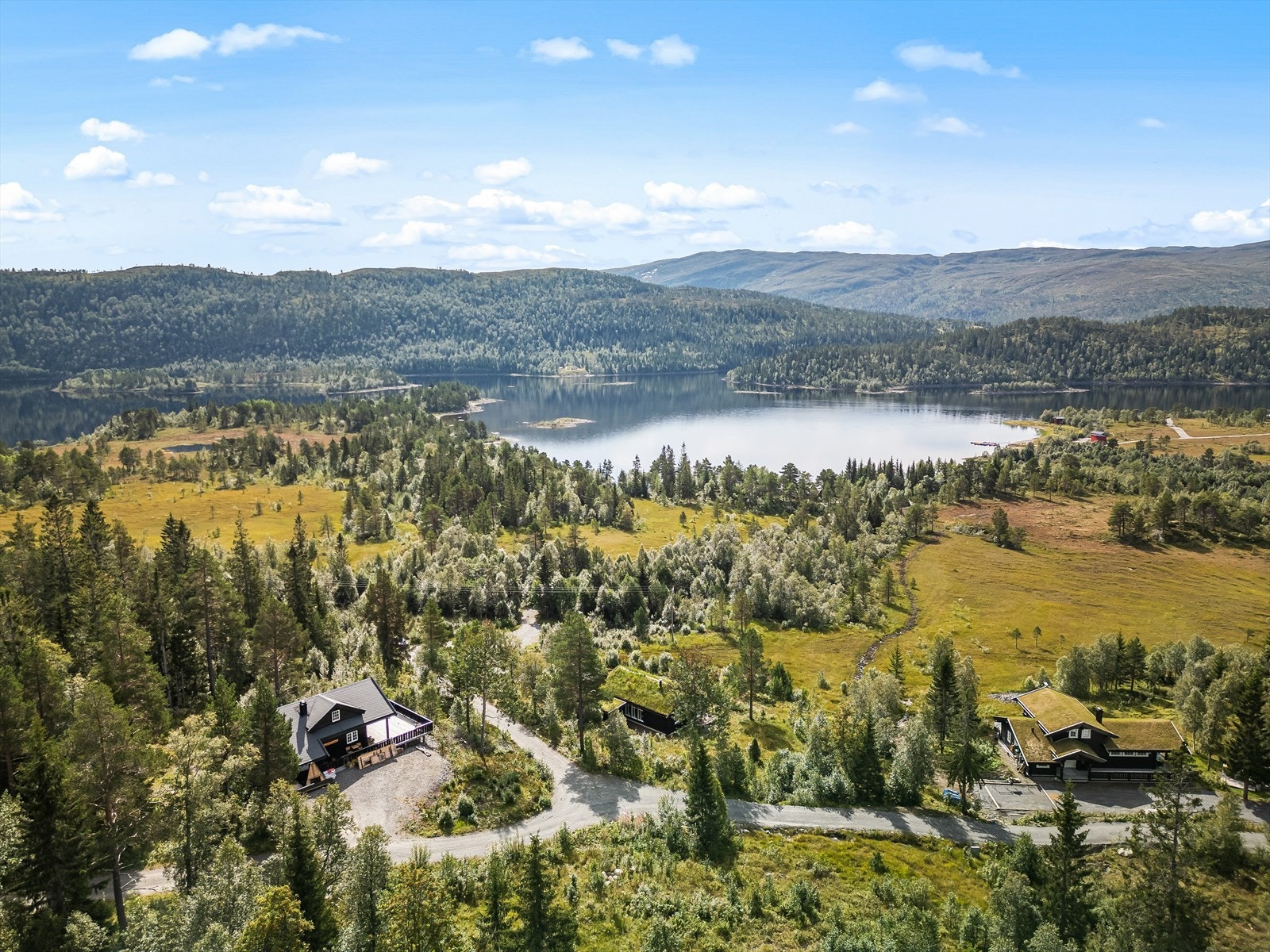 Dronefoto med Søvatnet i bakgrunn Galleribilde